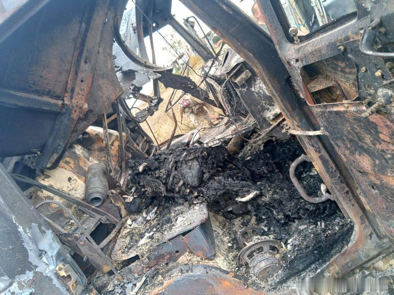 一架无人机摧毁了一辆白俄罗斯在布良斯克-戈梅利公路上的卡车。 ​​​