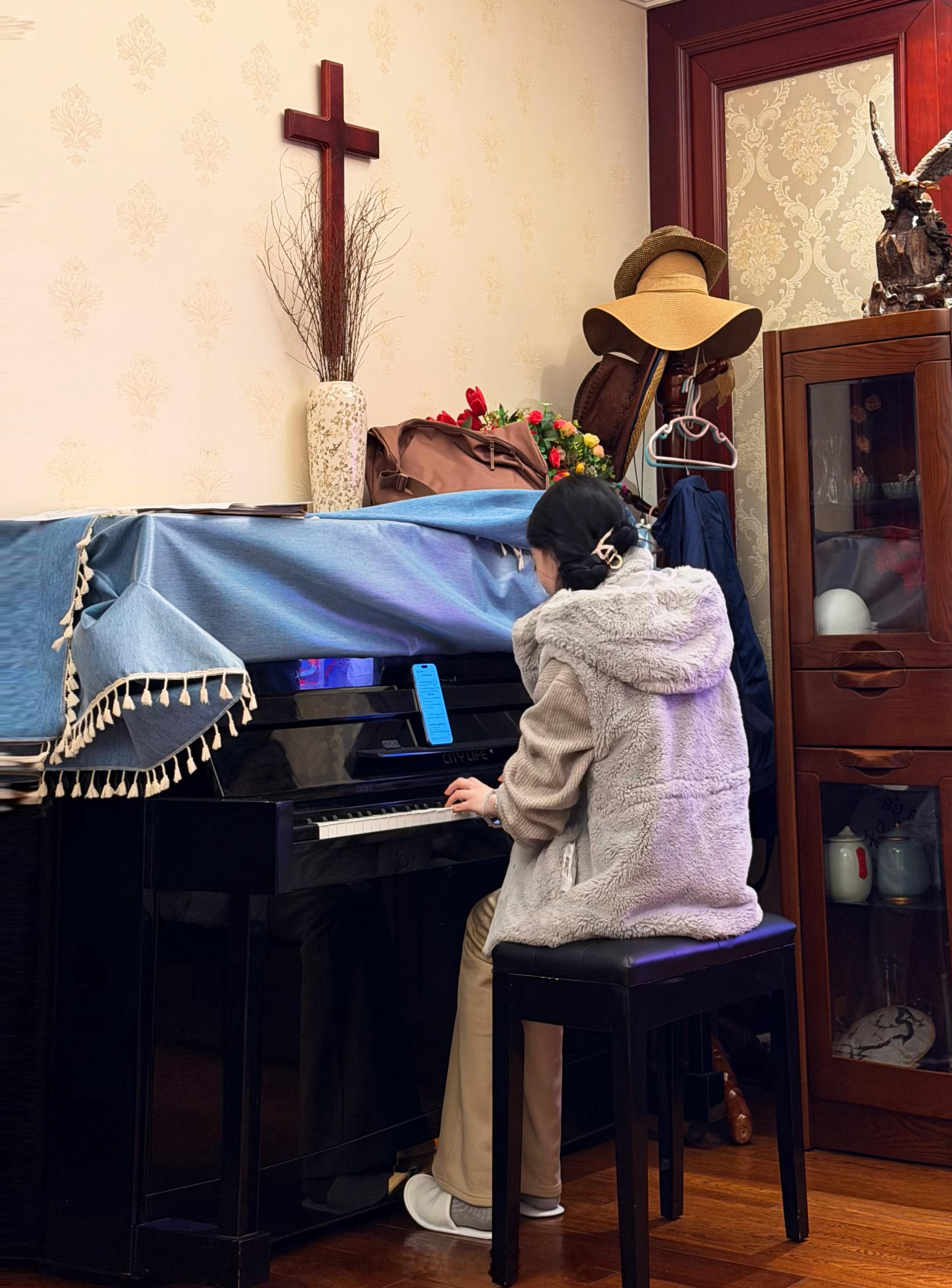 人总是在寻找。找一些存在的意义，或找一些爱，或找一些自由…时常想拥有热血澎湃的感