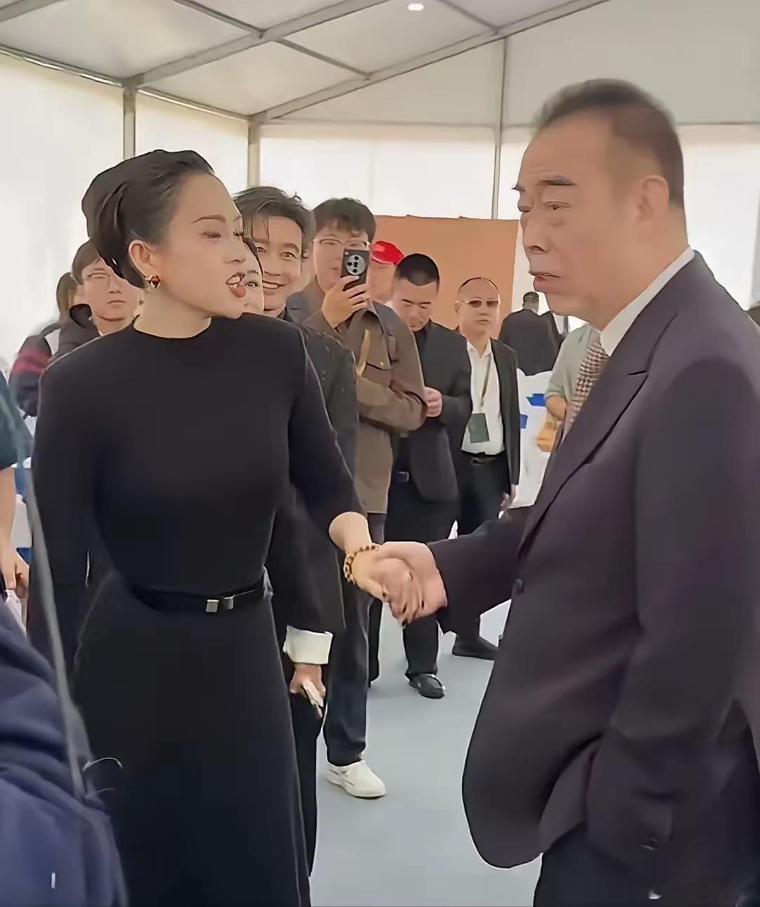 章子怡这是离婚后彻底放飞自我了，当着黄晓明一干人等，跟导演陈凯歌这小手拉得，这还