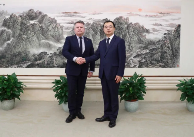 【真打不下去了，泽连斯基赶在停火前，派心腹访华，给中方许下重诺】美俄双重压力下，