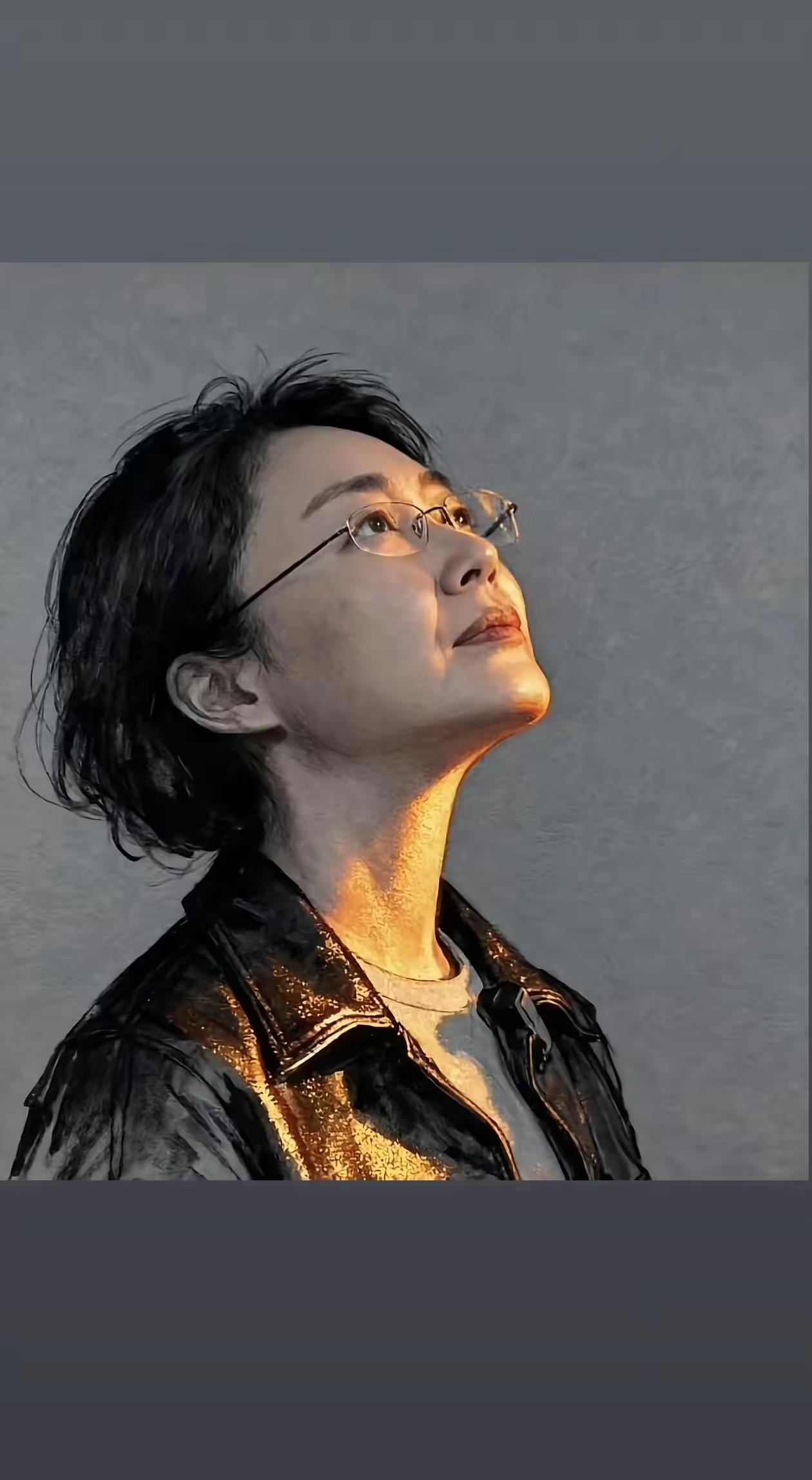 吃瓜盟主上了热搜，她的言论个别地方虽然有些偏激，但大部分观点是值得肯定的。
严格