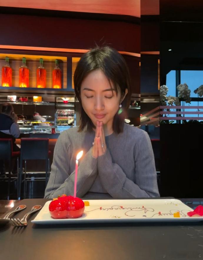 【#林依晨42岁生日#】#林依晨的42岁状态# 10月30日，林依晨在个人社交账