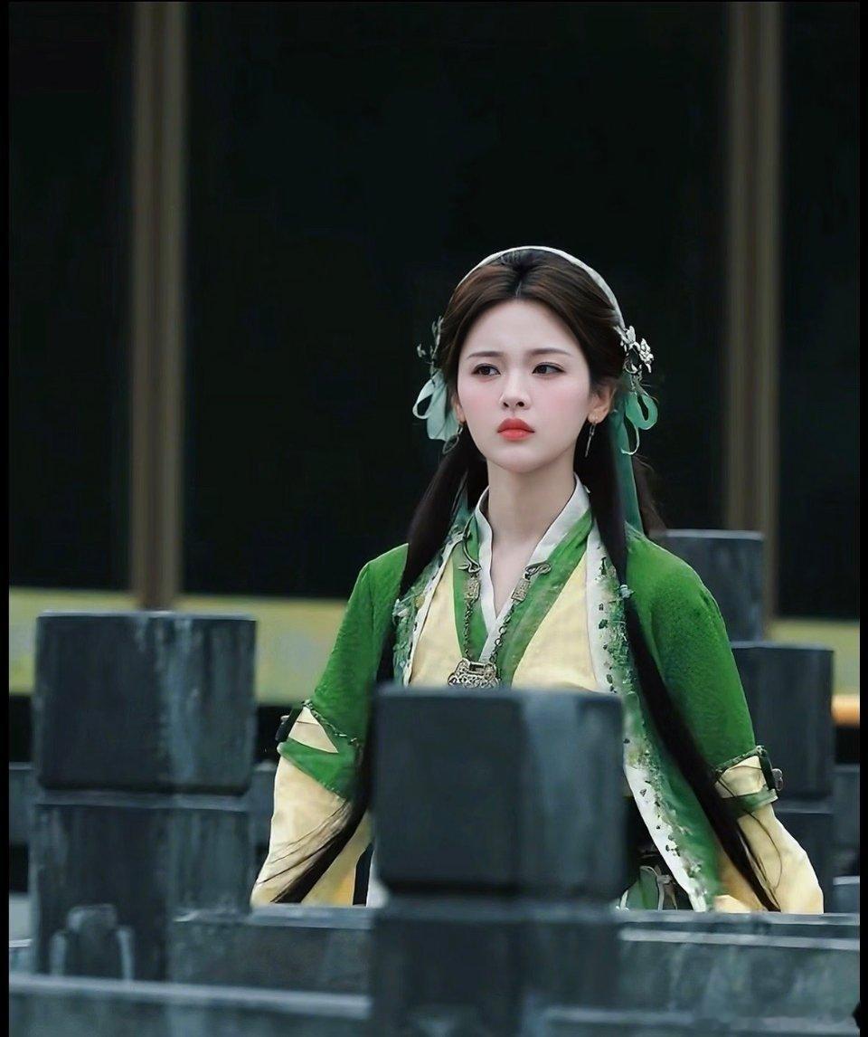 杨超越像个小粽子 端午氛围感直接拉满！杨超越这套森系古风妆造太有巧思，深浅绿搭配