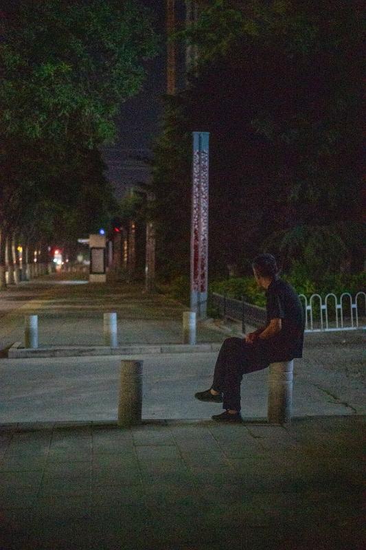 公司前总工程师被发现一个人孤零零在家中去世，让人唏嘘不已。

他姓张、大家都喊他
