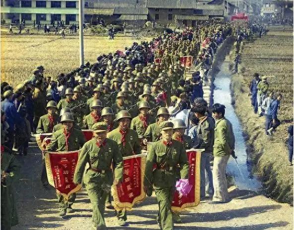 新兵扛着新枪进越南，部队整齐得像阅兵，可一开打就乱了套。
这事儿不是谁胆小，也不