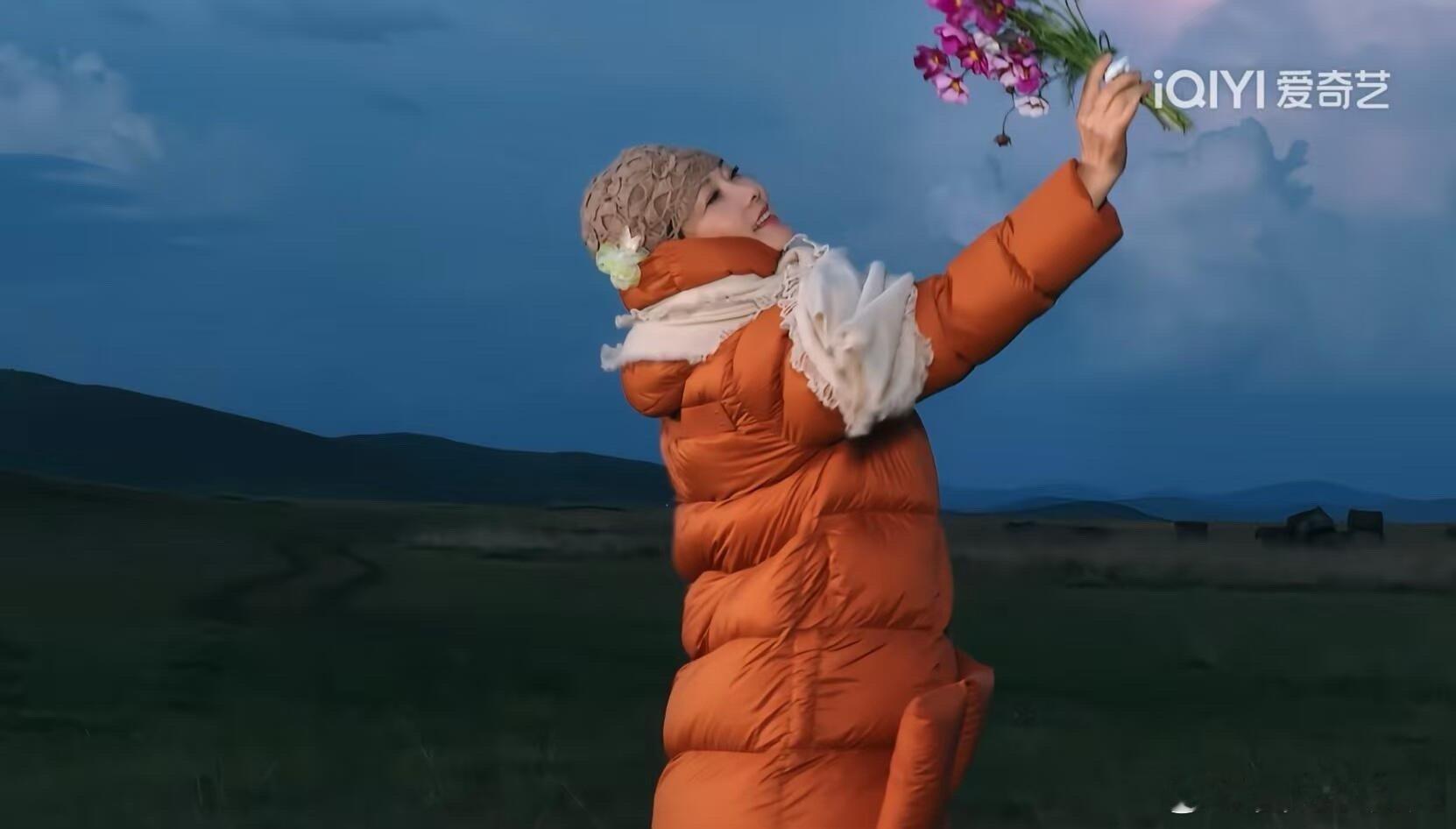 去看极光的路上大家你一句我一句的接唱，错认车灯的哈哈笑，以及黑暗中庆玲恒的拥抱都