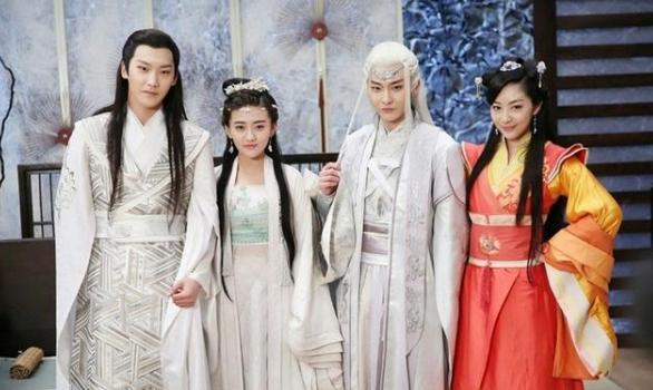 等了三年，《双世宠妃3》终于带着原班人马回来了。 光是释出一段先导预告就迅速登上