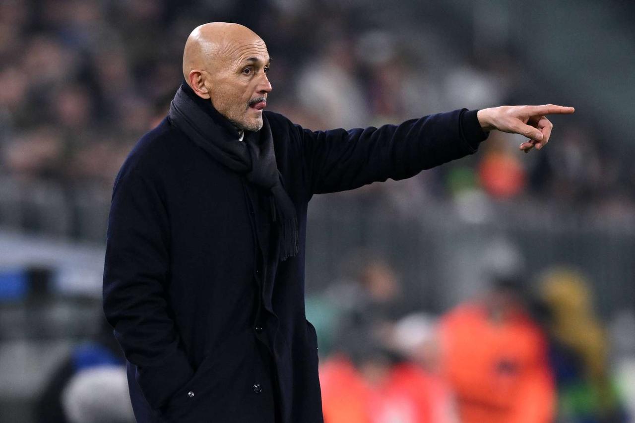 尤文这赛季看上去又要“四大皆空”了，近期遭遇5场不胜，积分也被罗马超过，要是本轮