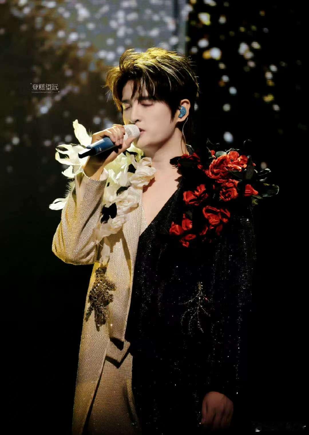 张远用衣服后背比心饭撒  张远别出心裁的饭撒绝了！新加坡站穿爱心镂空演出服，后背