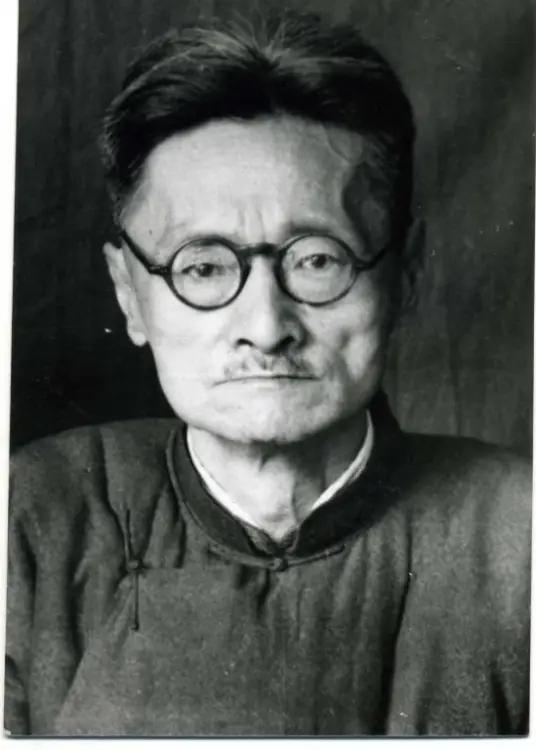 1937年，北大教授刘文典被日本人抄家，旁边汉奸翻译官朝他喝道：“太君问你话，你
