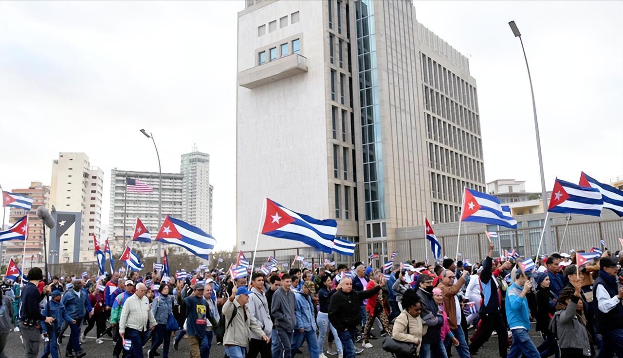 美国刚拿下委内瑞拉，反手就把狠手伸向古巴，断油断钱不说，居然积极找“内线”，妄想