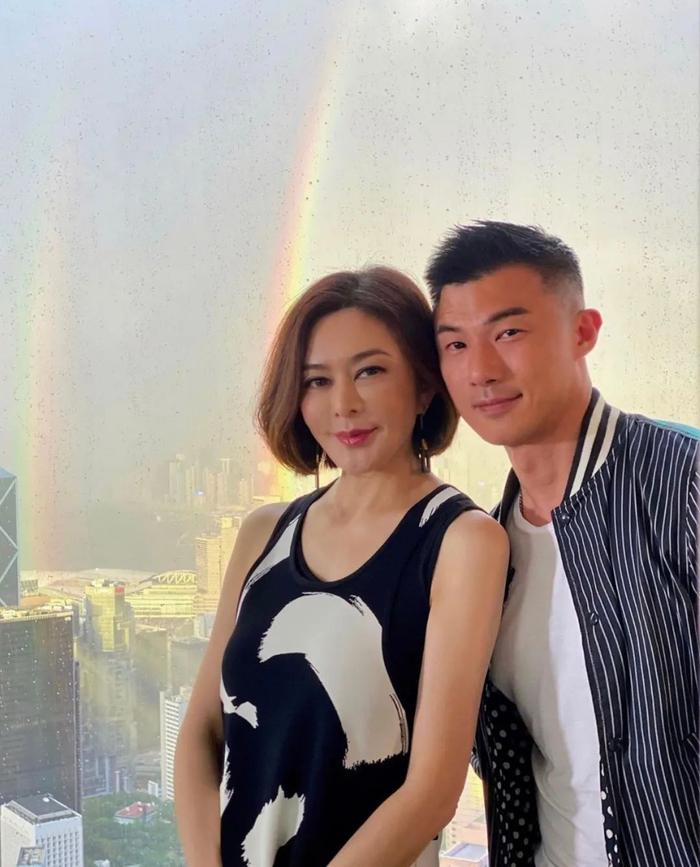 一张合照，把64岁的关之琳和27岁的男模放在了同一个讨论中心，两人相差37岁，年