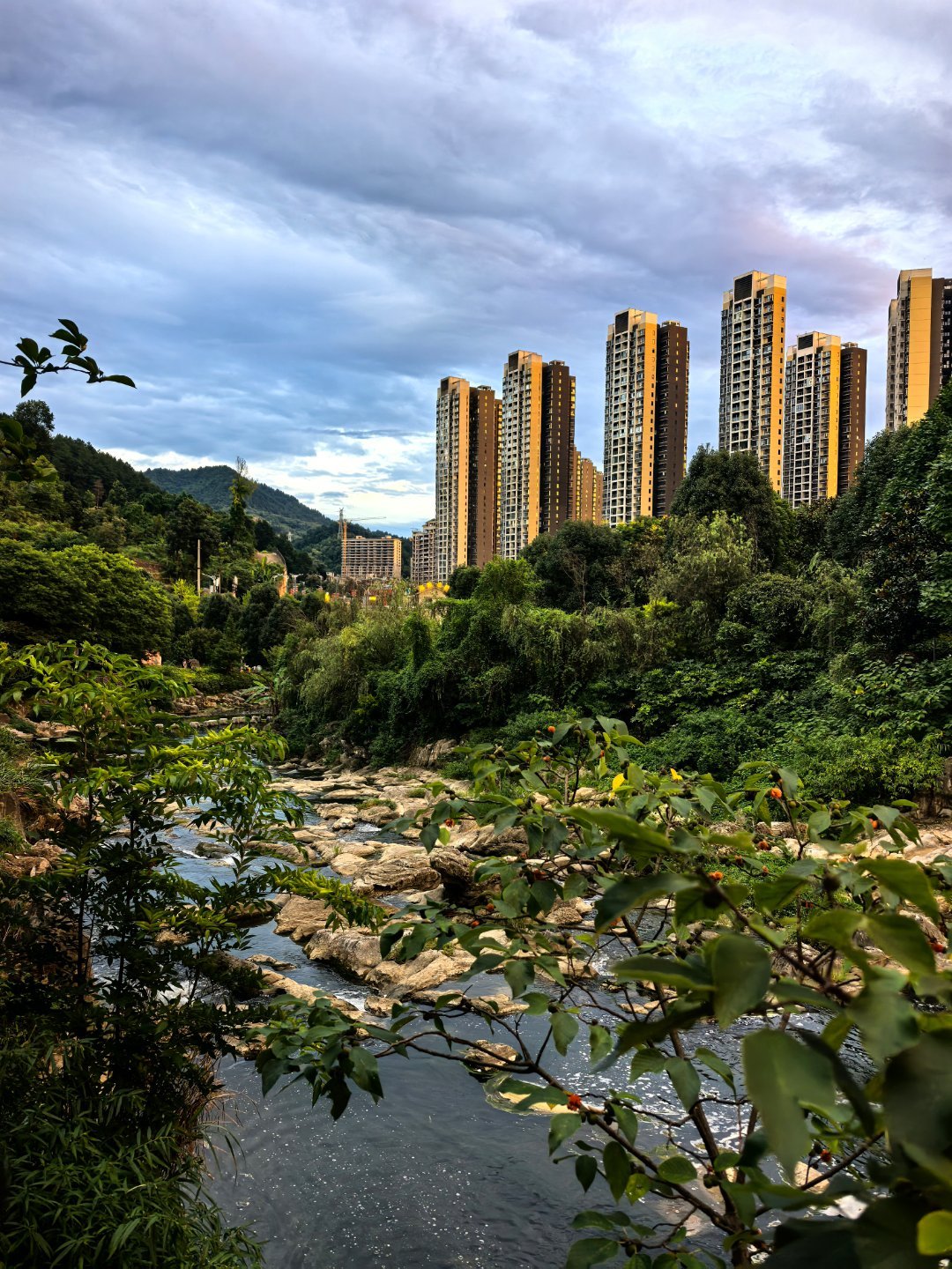 爽城真不是盖的。饭后溜个弯，29度的小凉风吹着。 贵阳
