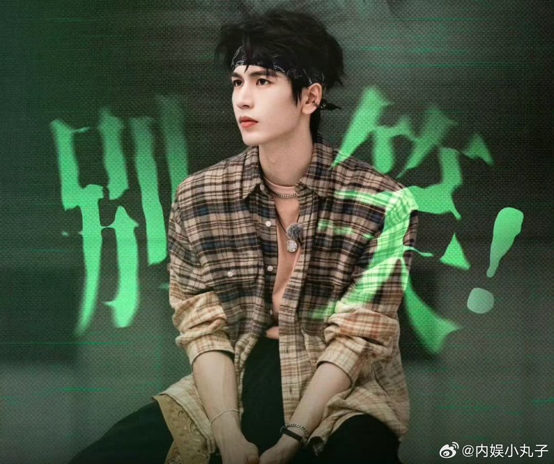 金靖给张凌赫买零食别看金靖平时大大咧咧的，对弟弟那是真的细心。 