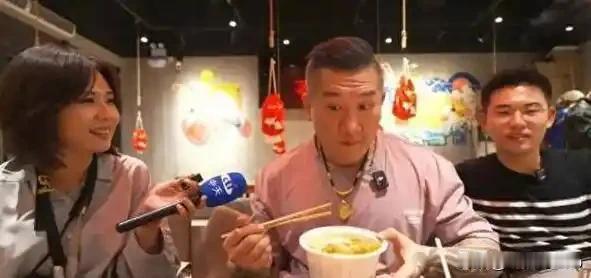 台湾网红馆长：大陆发展太先进，大兴机场外卖能点250份
 
大家好，我是大叔问D