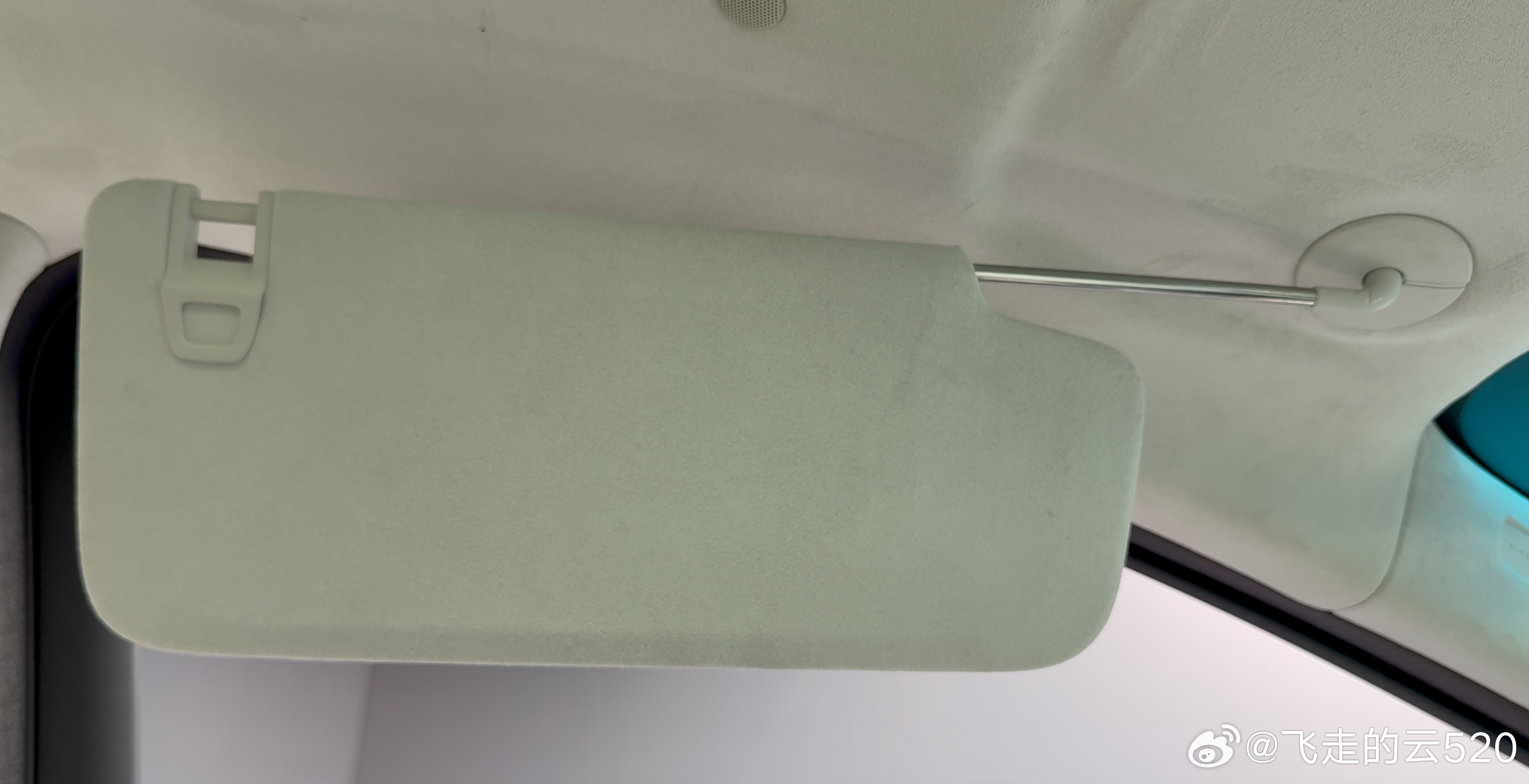 廉价车不具备的功能，我觉得挺好用的还有一种方案就是遮阳板特别长，不需要伸缩就能覆