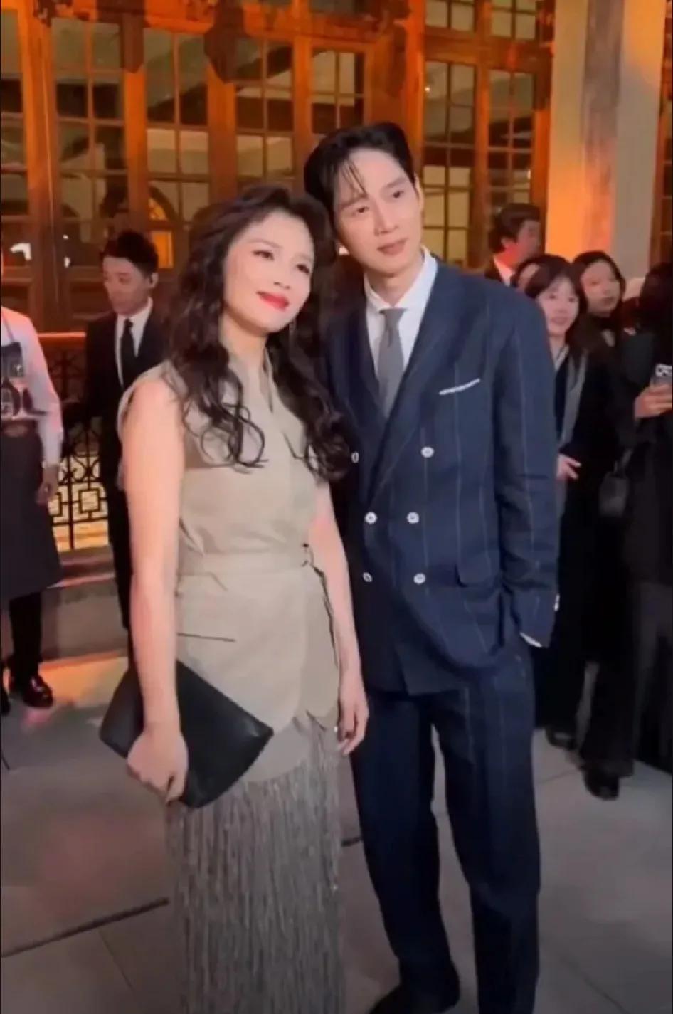 朴成焄刘涛同框
刘涛状态真不错呀
满脸笑容，春风得意的样子
造型也美得不要不要的