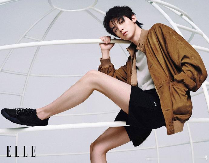 左航的腿有点意思左航感谢ELLE 左航晒elle杂志图感谢elle，sry只能看