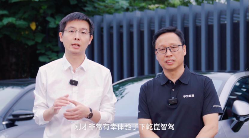 ADS 5 走完一段城市通勤路，路上遇到加塞、非机动车穿插，系统都平稳应对。靠边
