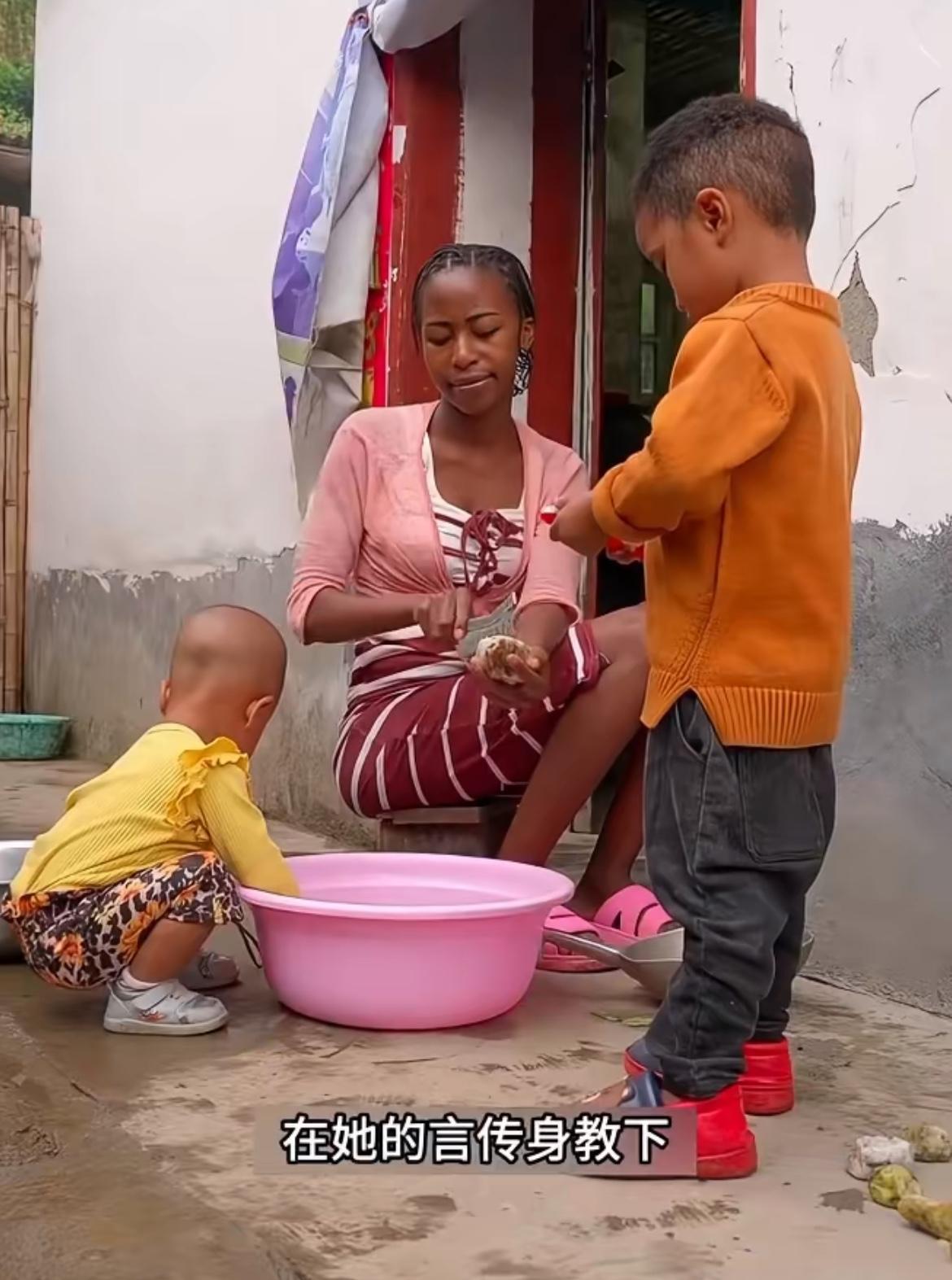 陕西小伙娶了一位非洲坦桑尼亚的媳妇，学会陕西话，独自照顾两孩子，照顾残疾的公公，