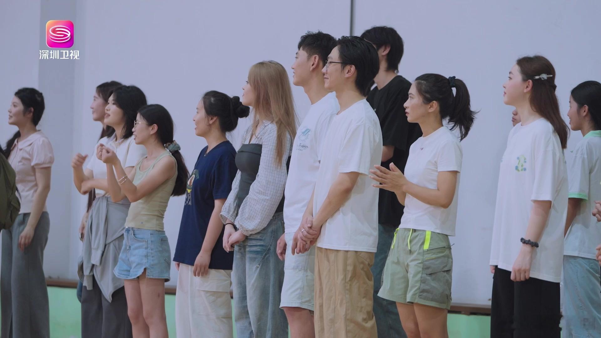珠海校园里的超宇宙派对 井胧救球摔倒的那一刻，我真的又心疼又想笑。他爬起来继续投