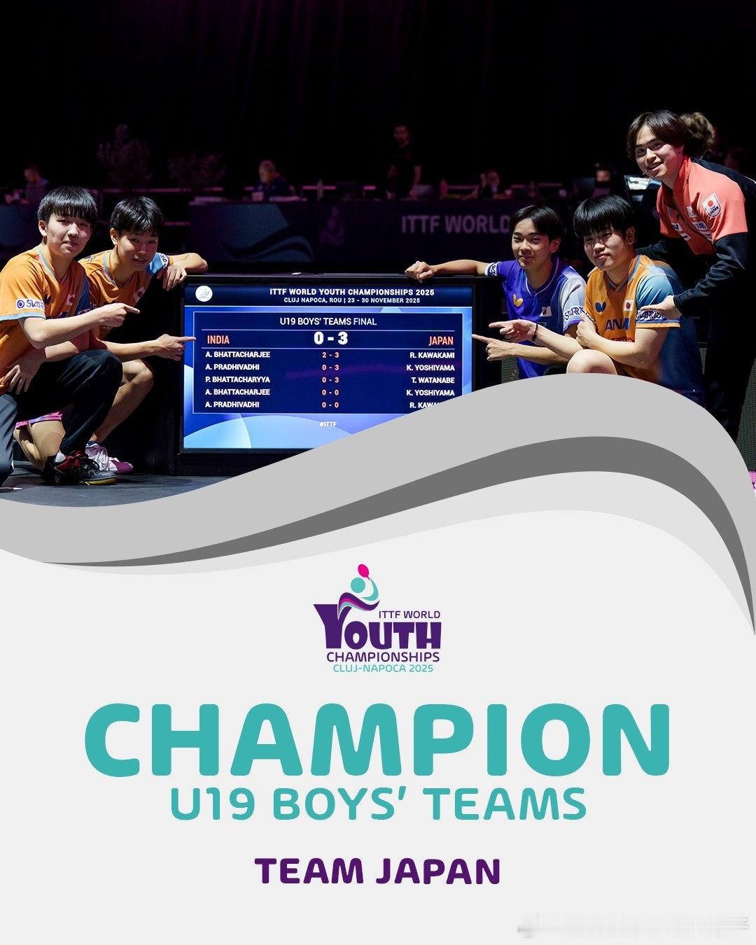 获得2025年国际乒联世青赛U19男团冠军的日本队 赛后与比分牌的合影🏆 