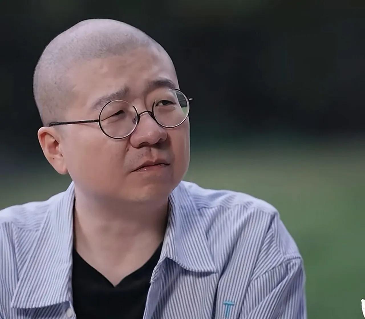 写阿勒泰的作家李娟拿了特殊津贴，值得替她高兴。
李娟不容易，年少清贫，自卑内向，