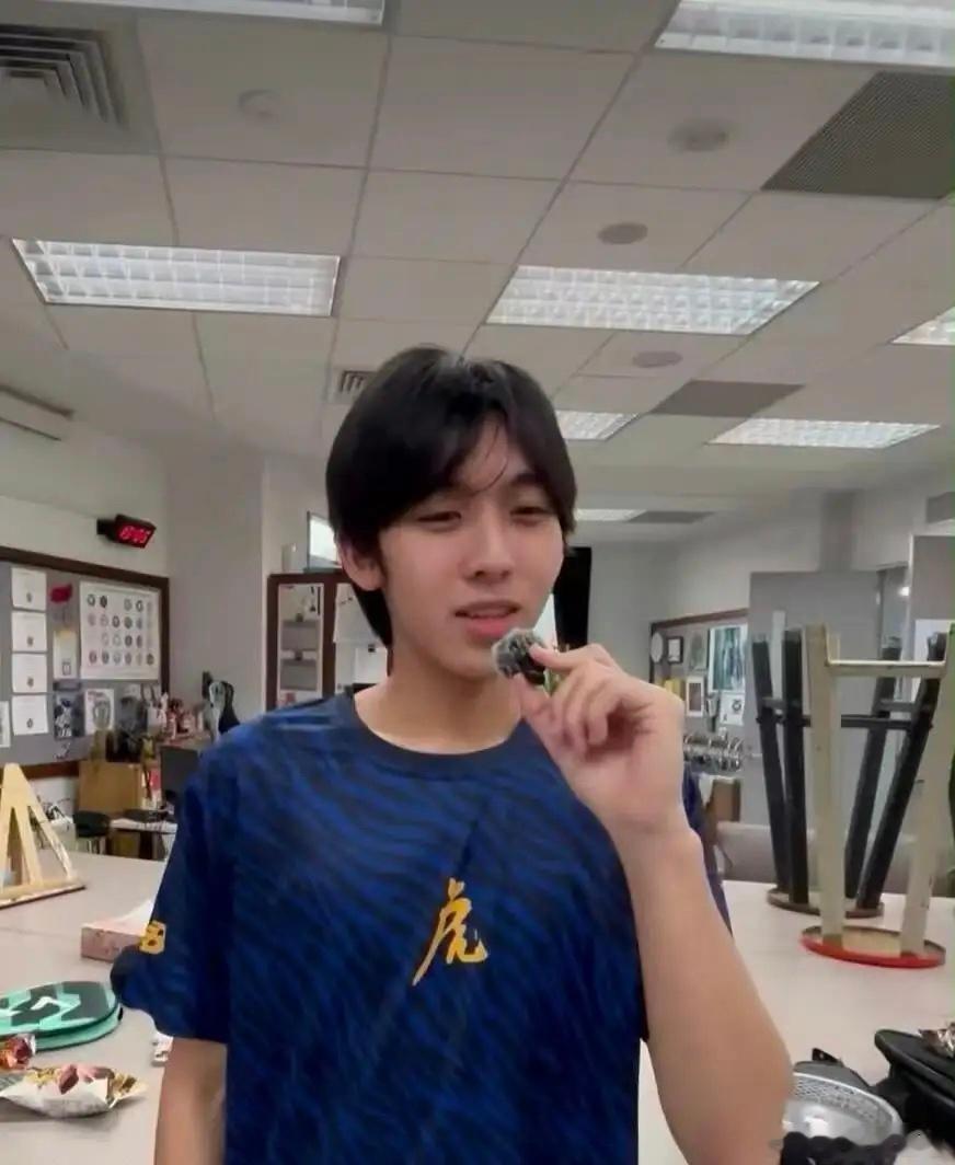 林志颖的16岁大儿子Kimi在学校打羽毛球的照片曝光！看起来和小时候不太一样了，