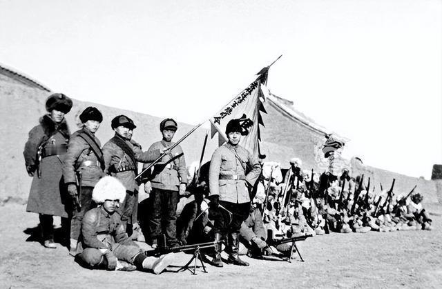 1940年，抗战进入最艰难阶段。国民党内部矛盾激化，部分将领动摇投敌，而中共领导