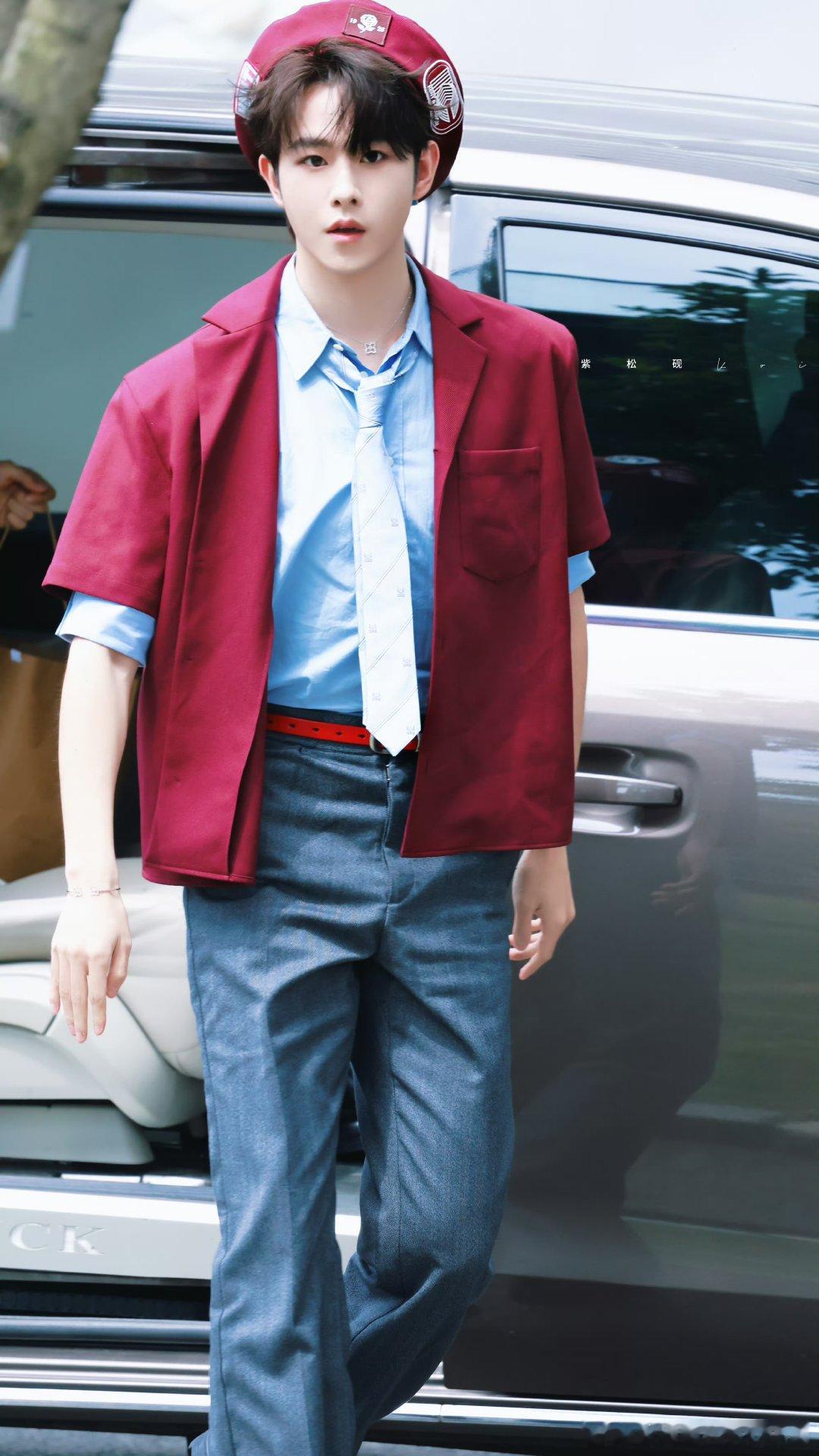 被田嘉瑞红色贝雷帽上班造型帅晕，今日份期待值拉满，坐等录制好消息 。 ​​​