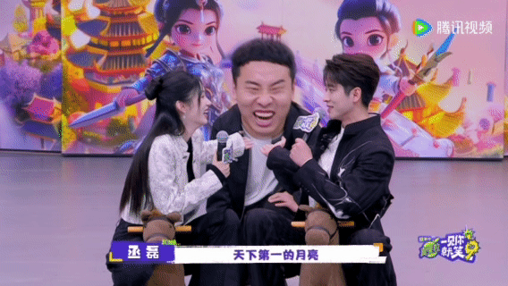 徐志胜对周也又争又抢 徐志胜在周也丞磊旁边的样子，像极了偶像剧里最抢戏的搞笑弹幕