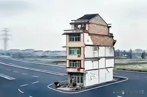 2003年，上海钉子户放出狠话：“没有六套房加一个亿，你们休想让我搬走！”为此，