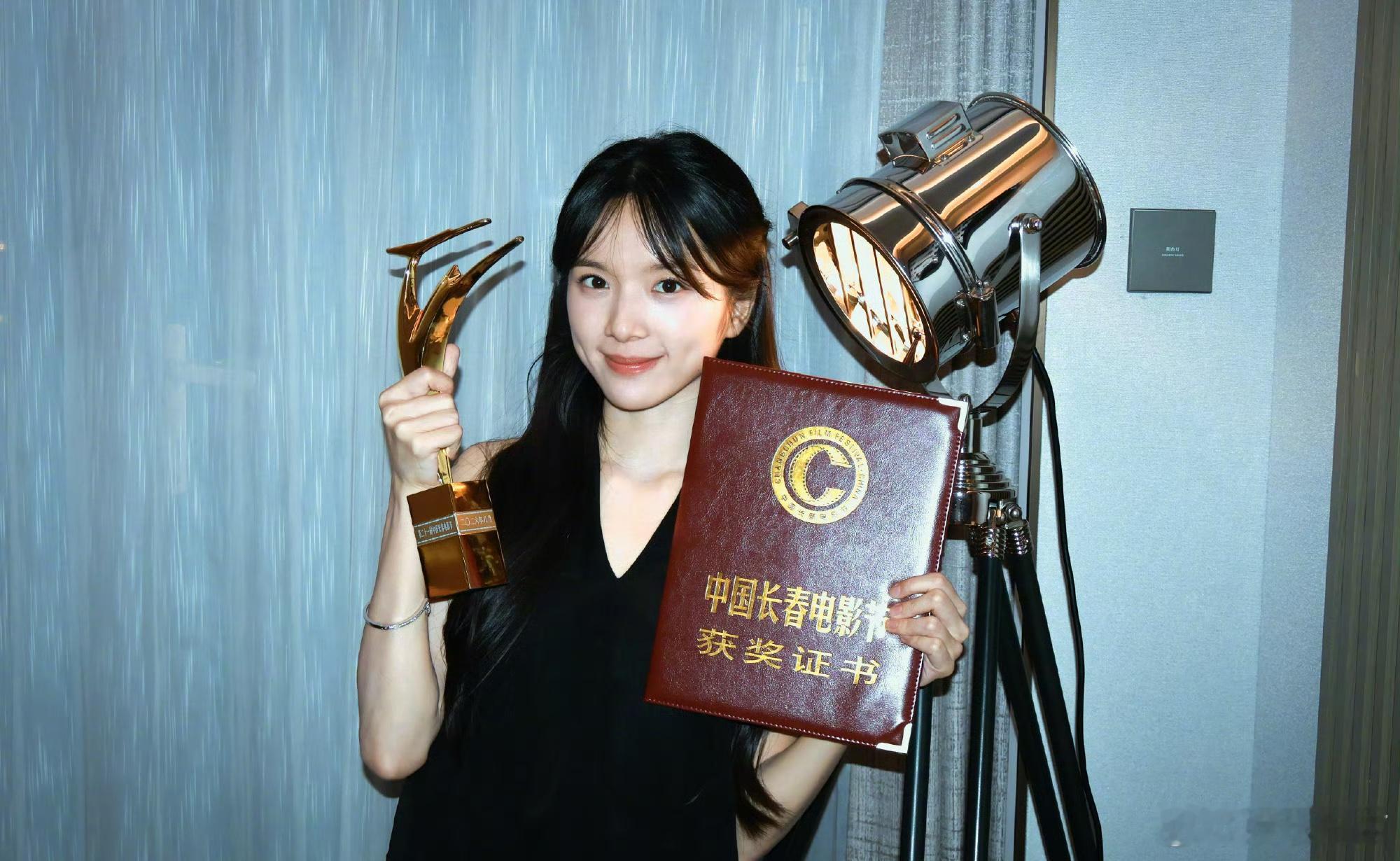 李思潼官方工作室正式和大家问好了，还分享了四张萌萌的金鹿奖影后捧杯照，好棒👍 