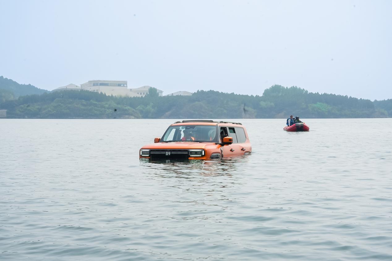 【纵横G700至尊航行版在北京开展公开水域安全应急演练】4月25日，北京公开水域