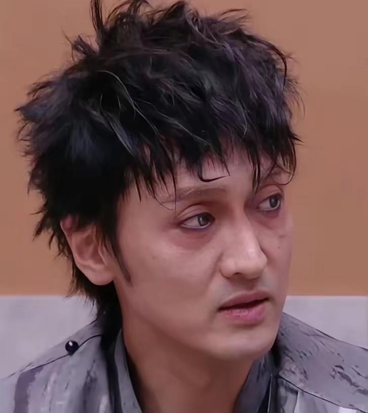 王传君最近在《披荆斩棘》的造型真的吓到观众了！ 淡烟熏妆搭配凌乱长衫，头发做旧、