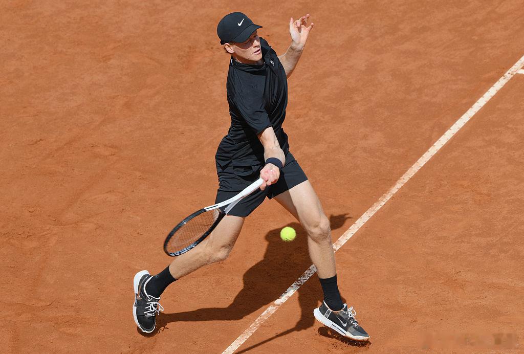 辛纳先下一盘！ATP1000 罗马大师赛第四轮，头号种子辛纳以6-2赢下首盘，大