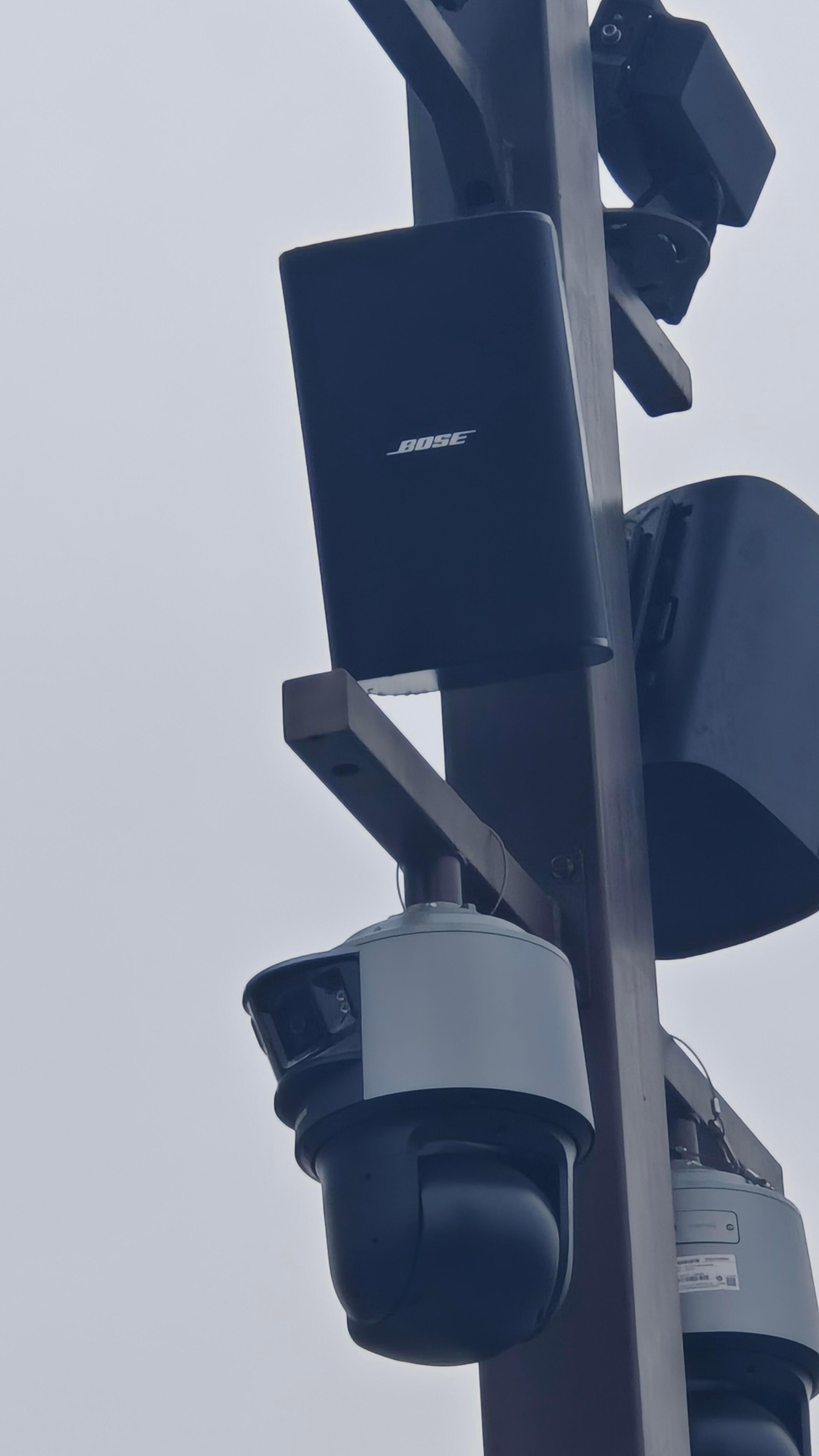 胖东来门口的音箱是Bose的 