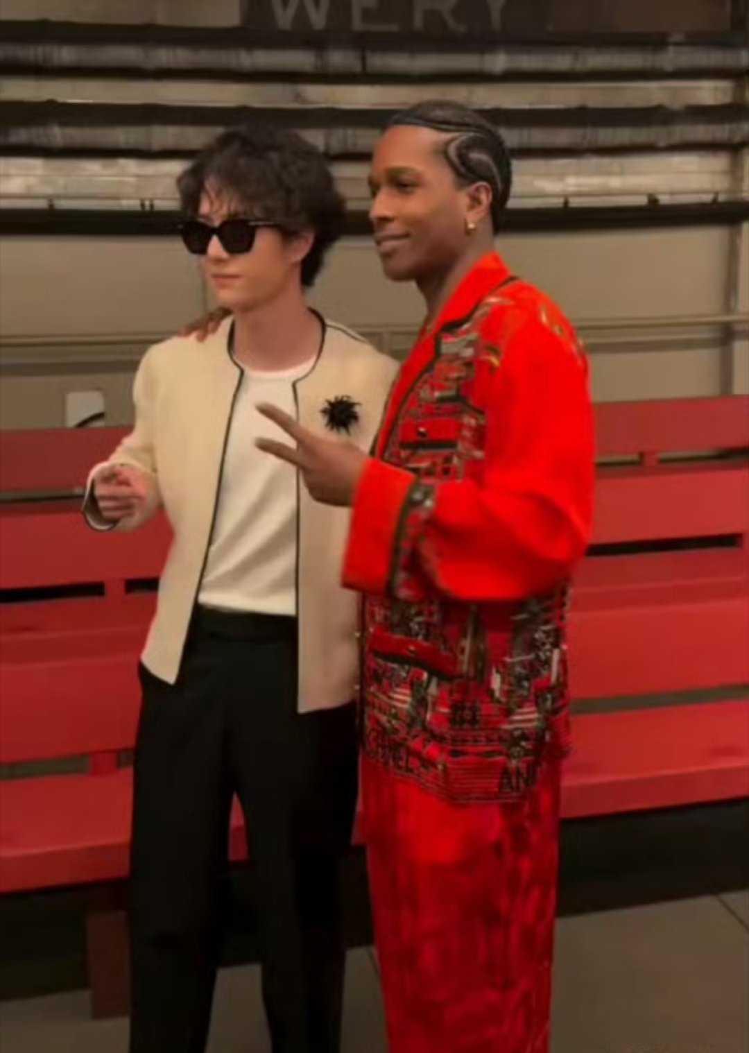 王一博追星运 时尚宠儿王一博，和喜欢的歌手同框了耶