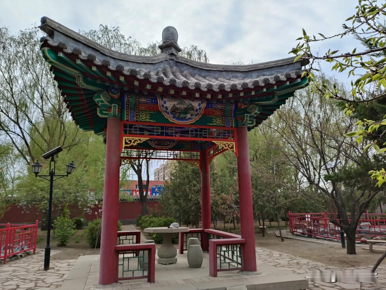 【亭】与【台】
亭，供人休息的地方，广泛用于园林建筑；
台，与亭的外观有些相似，