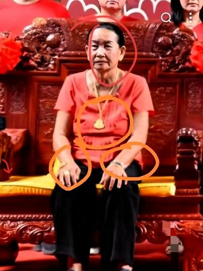 现在最熬人的，就得是明学昌的老伴了！这前后落差也太大，换谁都扛不住。
 
3年前