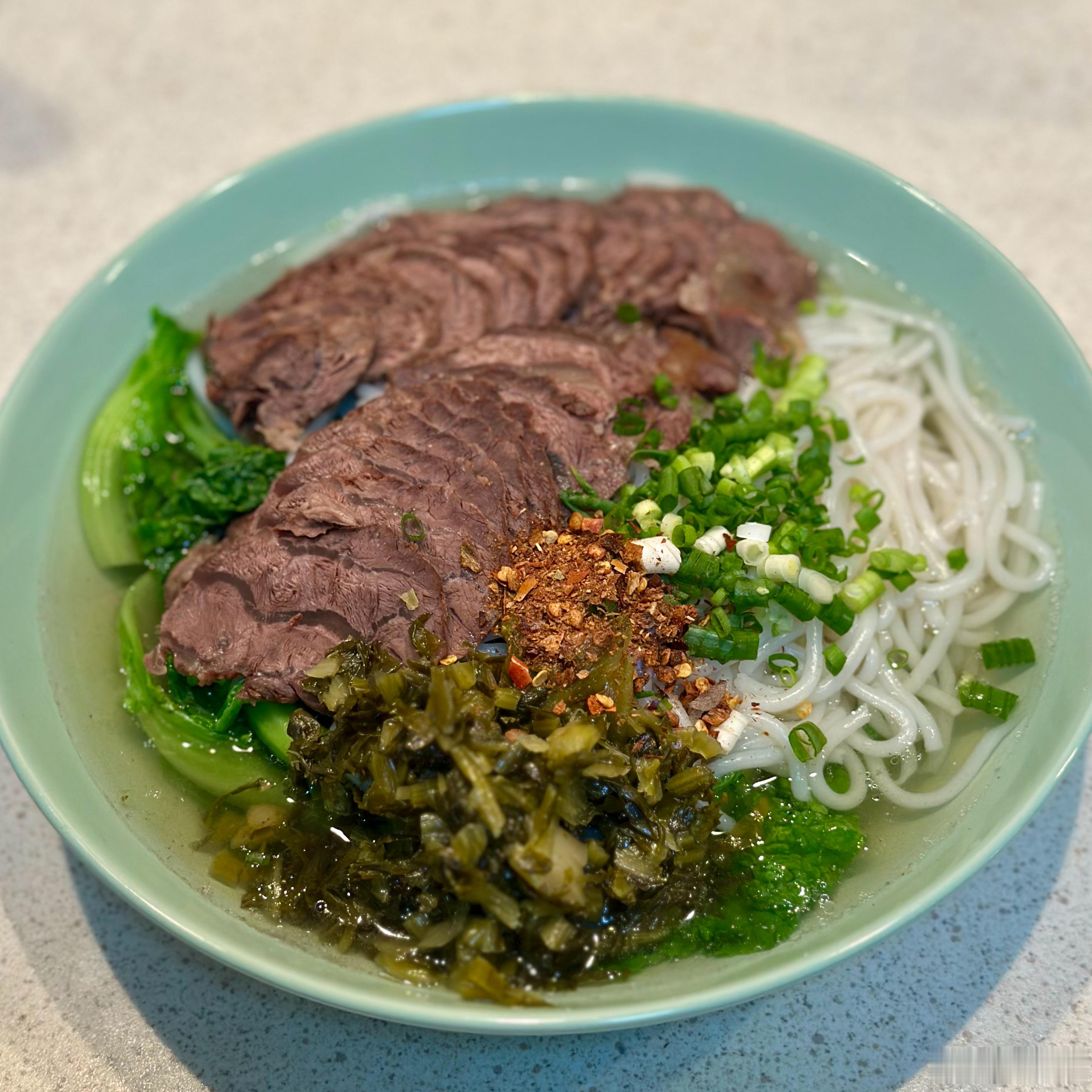 晚餐，牛肉粉。这碗粉看着哇塞，吃着更哇塞。舒服了。 