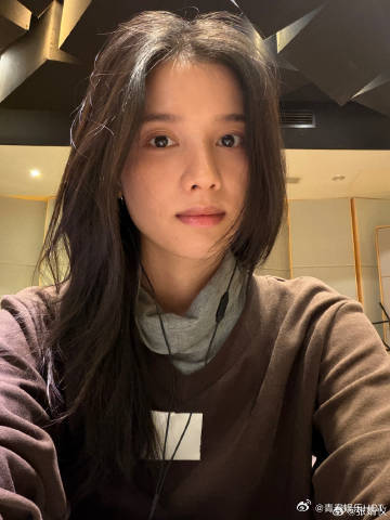 张婧仪晒素颜配音室照片张婧仪素颜任冬雪配音照张婧仪分享配音日常，素颜镜头下状态清