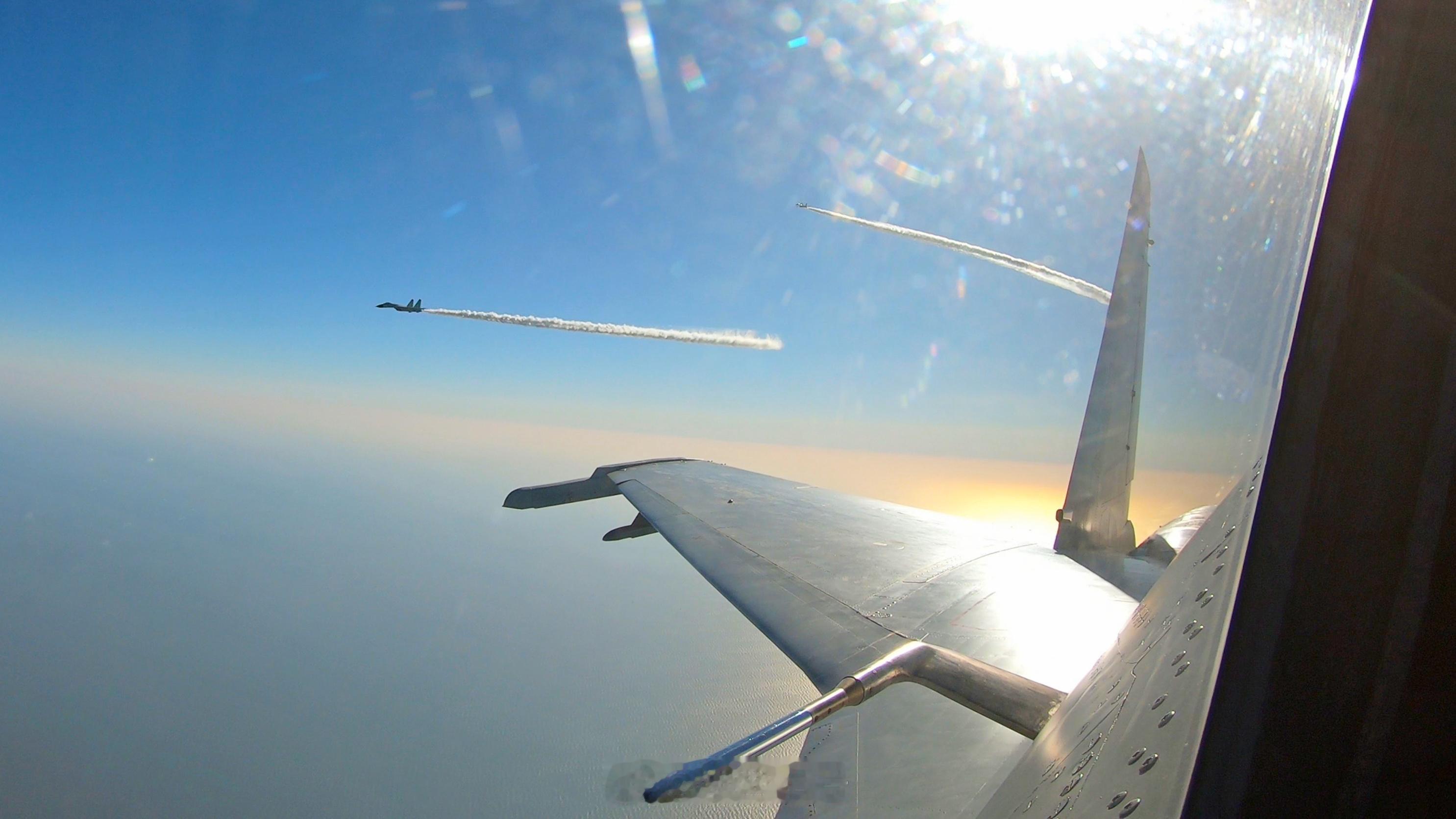 【上新！海空雄鹰飞行训练大图更新】近日，海军航空兵某部开展多机型多课目训练。低空