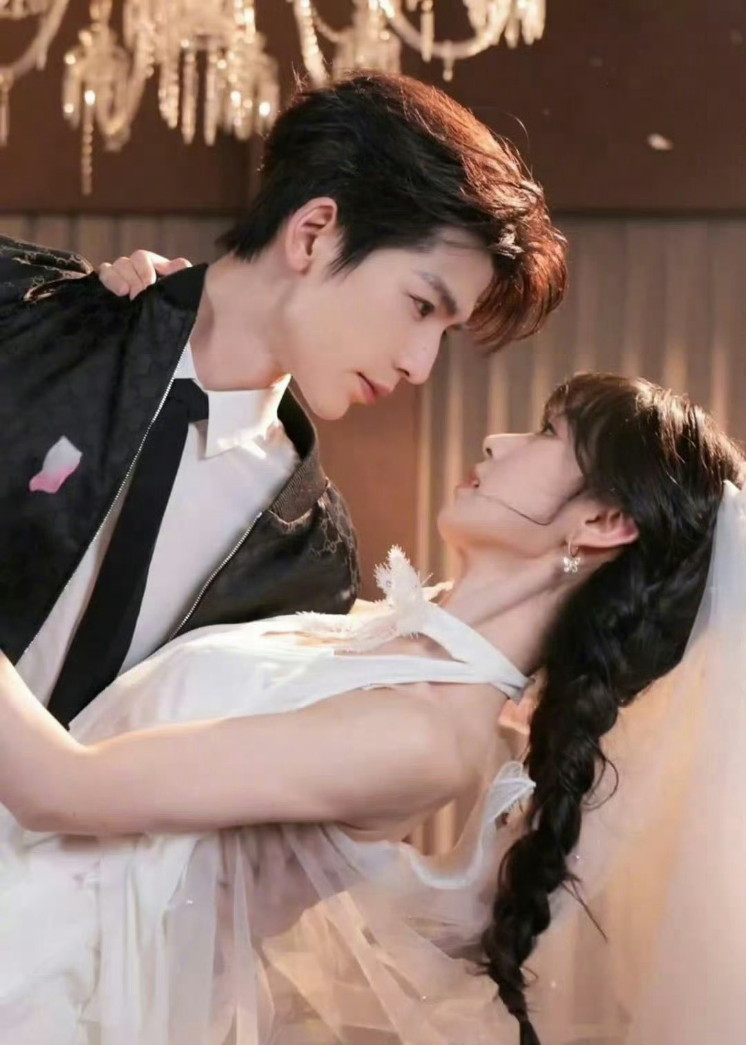 张凌赫田曦薇头纱转场田曦薇、张凌赫头纱转场太有爱了！这波是心动的感觉