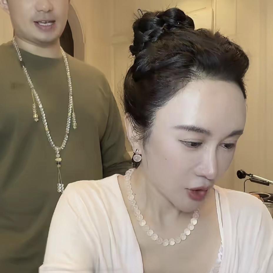 74岁张纪中拦不住妻子招男秘书，在线求助，互联网上瞬间炸了锅
74岁的张纪中前阵
