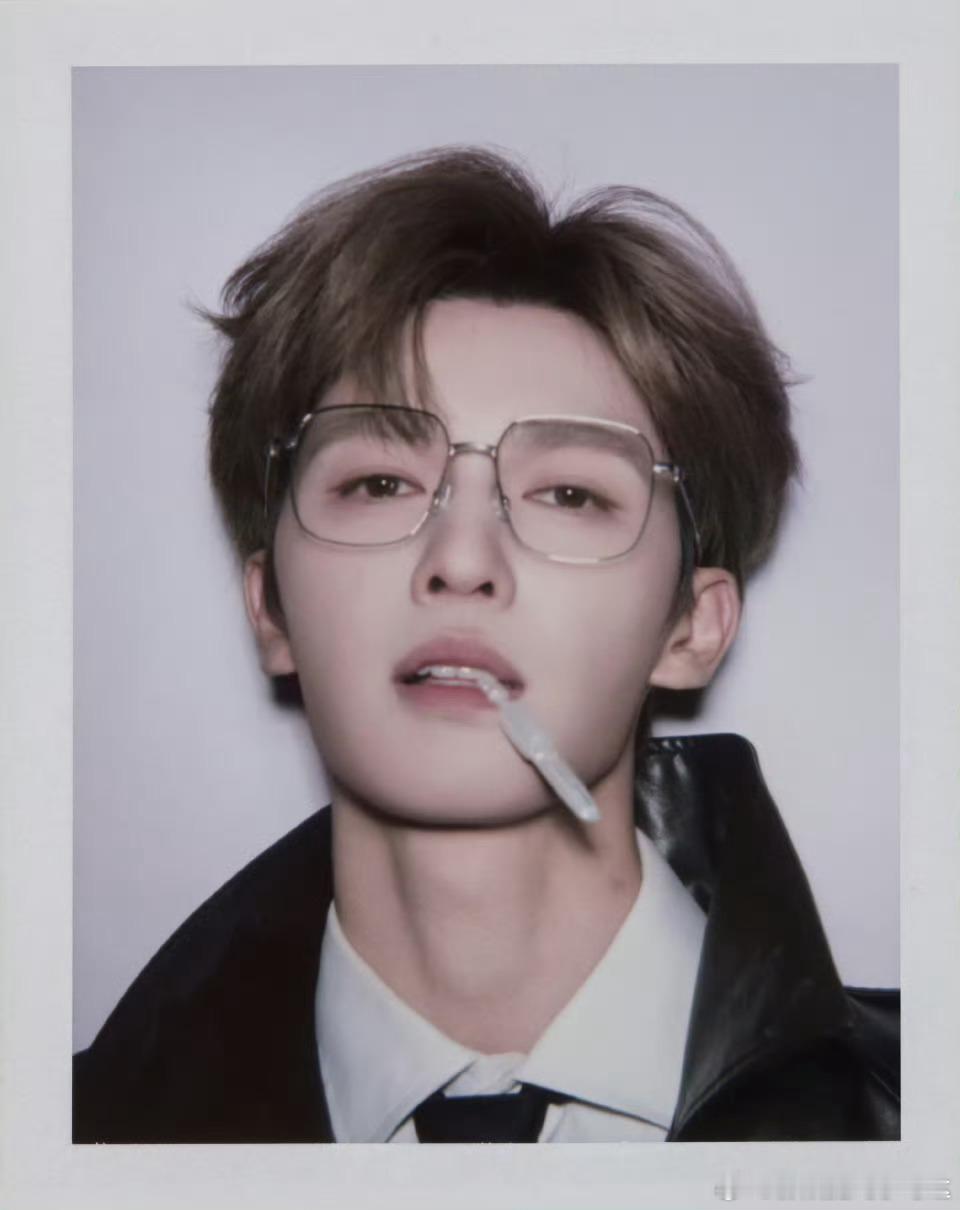朱正廷撕拉片 ​​​