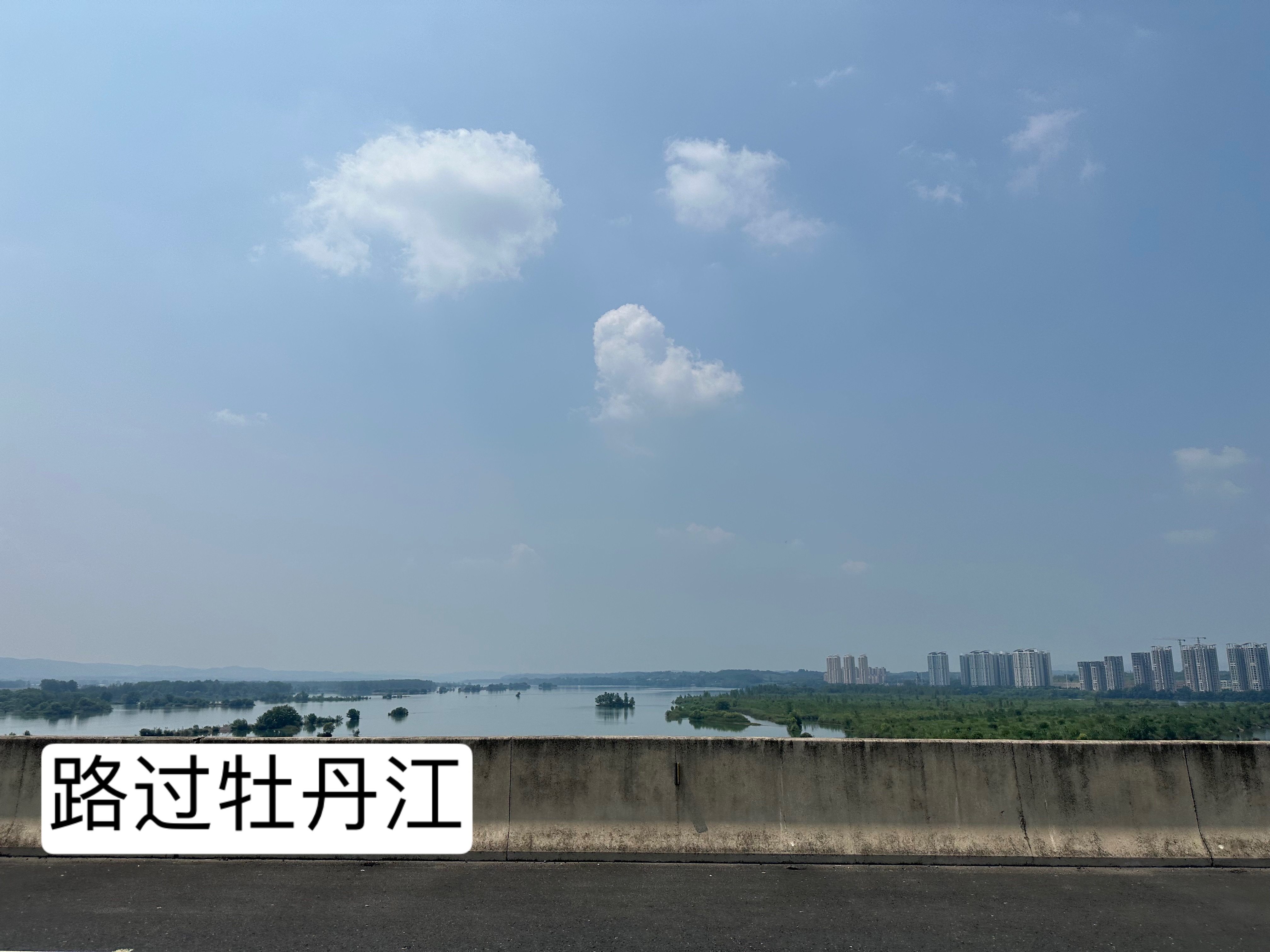 昨晚大家讨论下一站去哪儿玩？我说襄阳，表妹问襄阳有什么名胜古迹？我说郭靖黄蓉《射