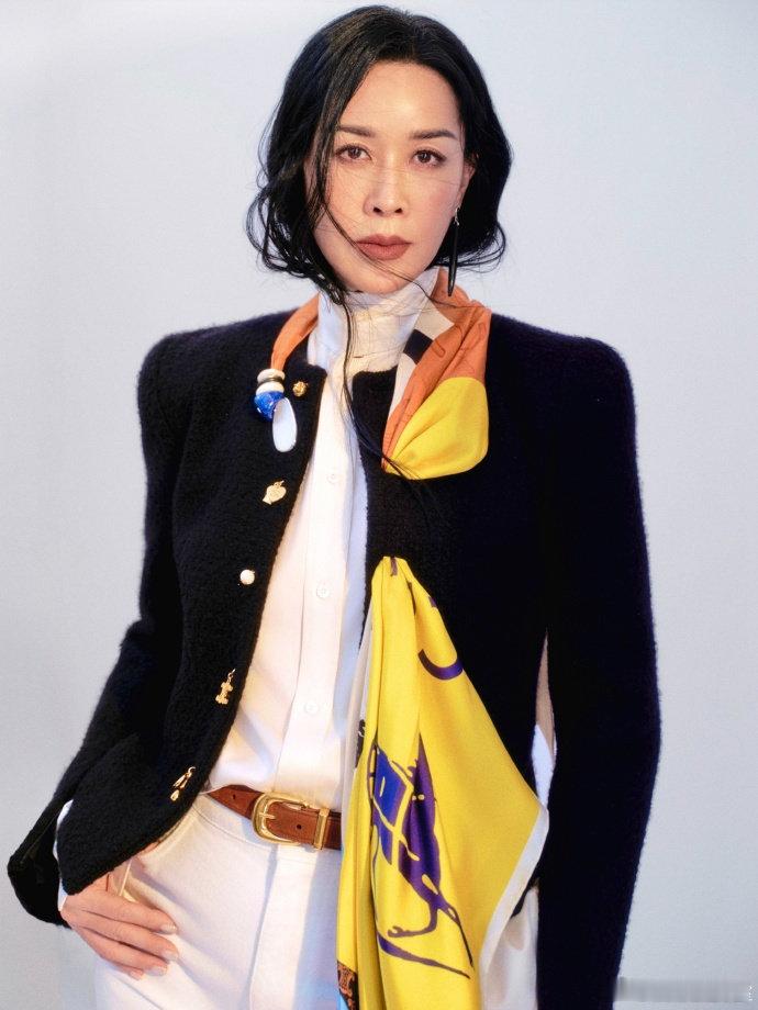 好想撩一下那英的头发 湿发造型又美又飒，结果头发被衣服压住贴着脸，隔着屏幕都想伸