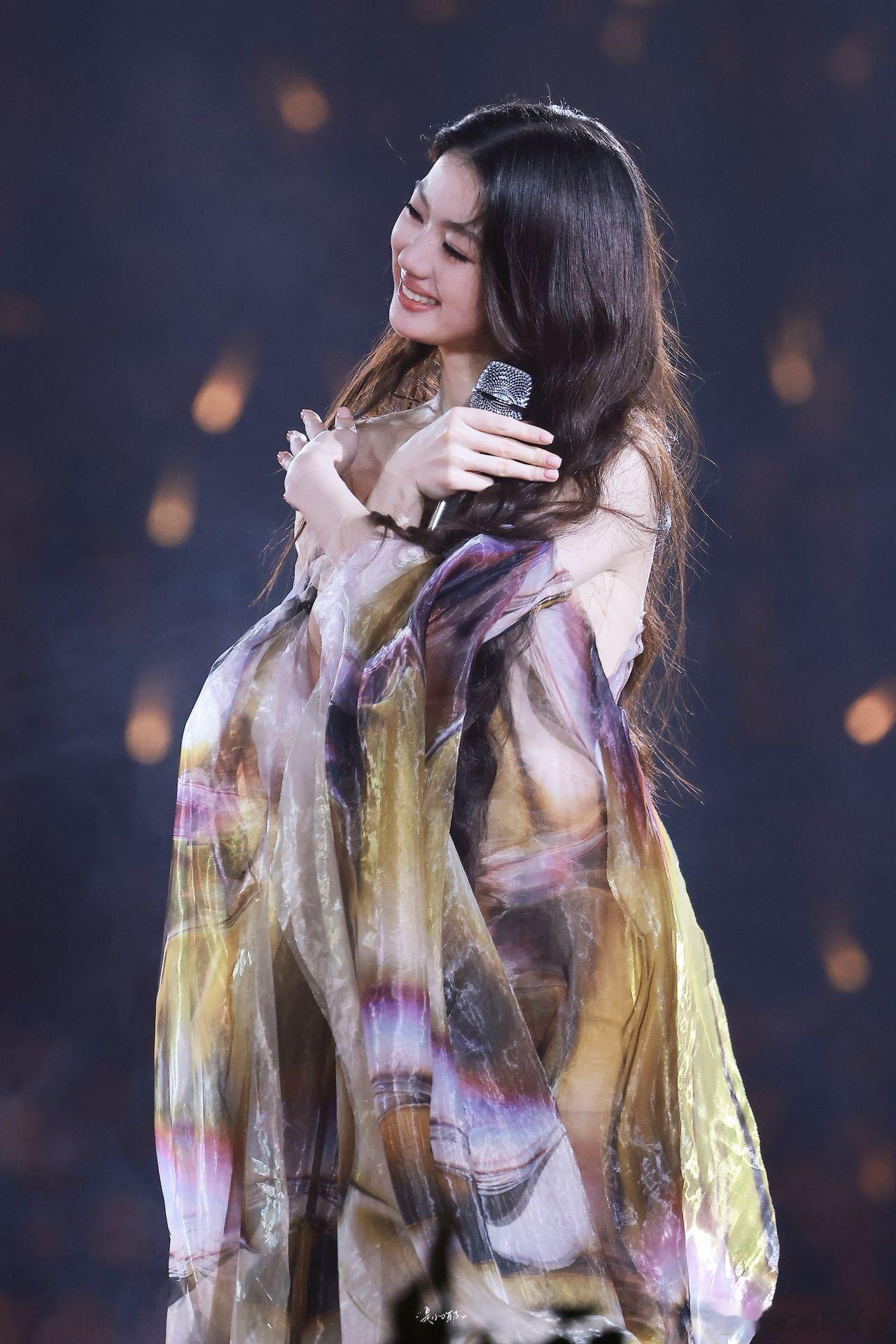 单依纯武汉演唱会漂移岛不愧是蛋岛岛主，单依纯把漂移岛搬上武汉演唱会舞台，悬空的小