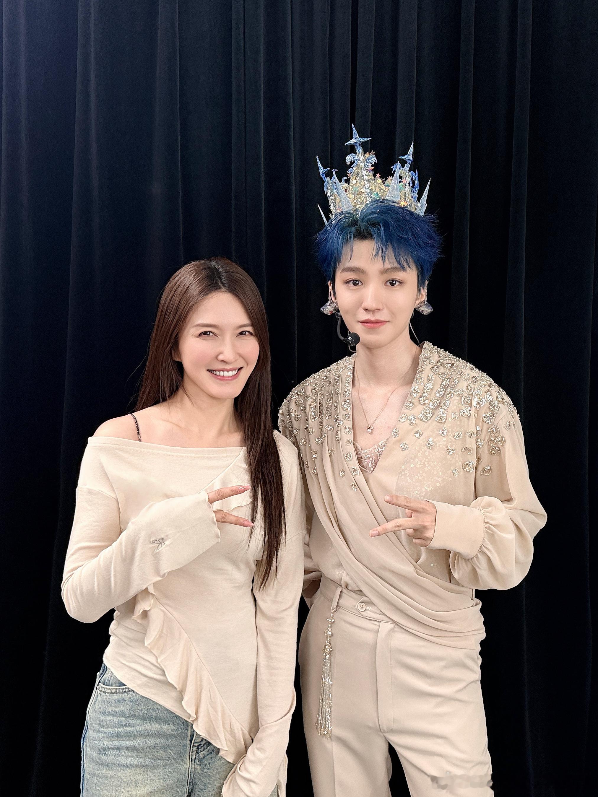 真的好喜欢这套衣服啊…就是那种我和他一起去卢浮宫偷画然后警报器响了他往那一站就是